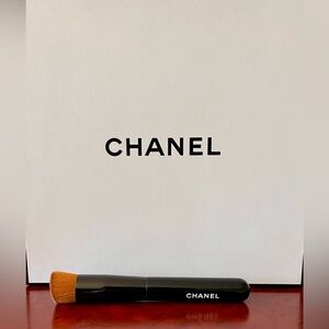 LES PINCEAUX DE CHANEL 2-in-1 Foundation Brush Fluid & Powder N°101